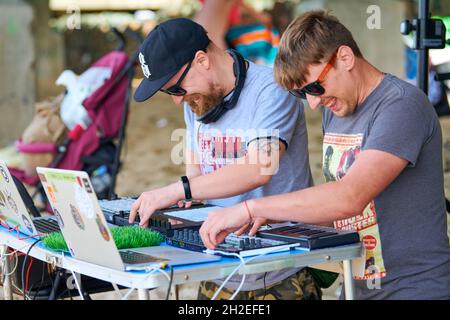 Svetlogorsk, Russie - 08.14.2021 - disque jockeys jouant de la musique, remixage sur tambour machine midi contrôleur.DJ jouant beat sampler avec des blocs de batterie et s Banque D'Images