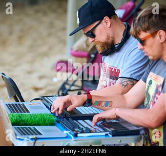 Svetlogorsk, Russie - 08.14.2021 - disque jockeys jouant de la musique, remixage sur tambour machine midi contrôleur.DJ jouant beat sampler avec des blocs de batterie et s Banque D'Images