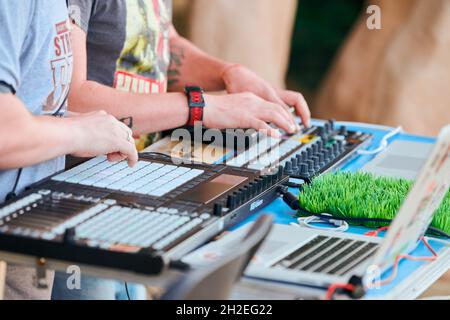 Svetlogorsk, Russie - 08.14.2021 - disque jockeys jouant de la musique, remixage sur tambour machine midi contrôleur.DJ jouant beat sampler avec des blocs de batterie et s Banque D'Images