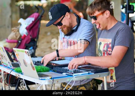 Svetlogorsk, Russie - 08.14.2021 - disque jockeys jouant de la musique, remixage sur tambour machine midi contrôleur.DJ jouant beat sampler avec des blocs de batterie et s Banque D'Images