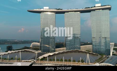 Vue aérienne de Marina Bay Sands révélant la ville de Singapour Skyline.Prise de vue.Marina Bay Sands Singapour du point de vue du drone aérien. Banque D'Images