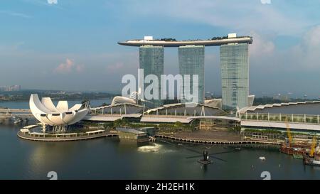 Vue aérienne de Marina Bay Sands révélant la ville de Singapour Skyline.Prise de vue.Marina Bay Sands Singapour du point de vue du drone aérien. Banque D'Images