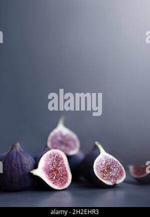 Figues fraîches sur fond violet.Belles figues bleues violettes. Banque D'Images
