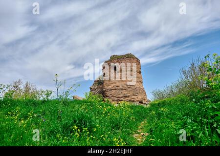 Vieux et ancien mur de la ville à nicaea (iznik Bursa), établi par Byzance, avec ruine et pierres tombes avec beaucoup d'herbe verte et de fleurs Banque D'Images