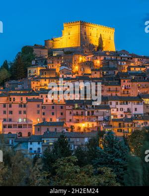 Vue panoramique nocturne de Soriano nel Cimino, belle ville dans la province de Viterbo, dans la région Latium de l'Italie. Banque D'Images