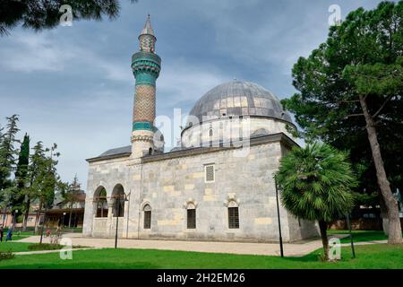 Minaret de la mosquée verte (Yesil Cami) à iznik qui est couvert par de nombreux carreaux iznik, la poterie iznik turquoise couleur prolonger ciel gravure sur des pierres de marbre. Banque D'Images