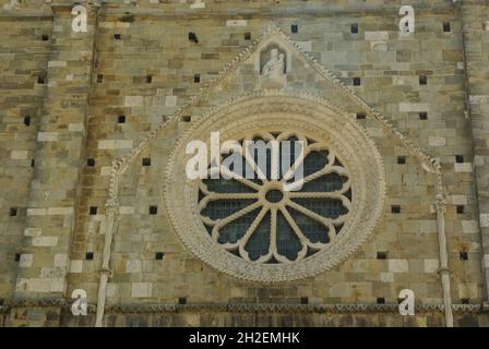 Atri - Abruzzes - la magnifique roseraie de la cathédrale Santa Maria Assunta Banque D'Images