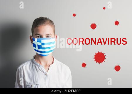 Garçon dans un masque médical avec le drapeau de la Grèce sur son visage sur fond clair. Virus épidémique 2019-nCoV syndrome respiratoire. Concept de médecine. Banque D'Images