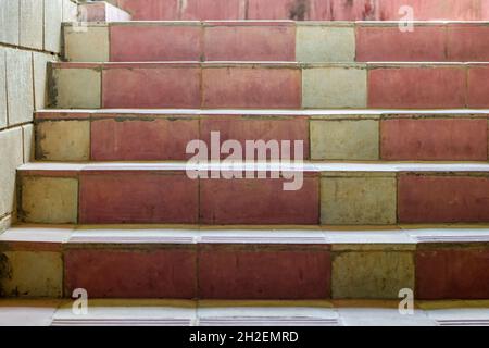 Vieux escalier en béton à l'intérieur d'un bâtiment gros plan Banque D'Images