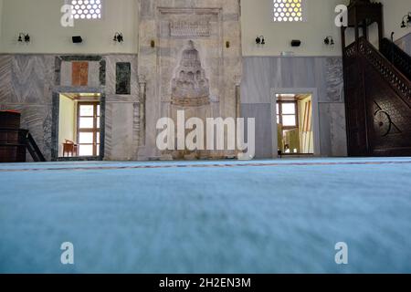 (iznik), Bursa Turkey. Intérieur de la mosquée verte (yesil cami) et tapis de couleur turquoise et gravure de pierres de marbre et de minbar en bois Banque D'Images