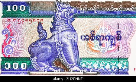 100 billet de banque Kyats, Banque du Myanmar, fragment de facture de clôture montre Chinthe, émis en 1996 Banque D'Images