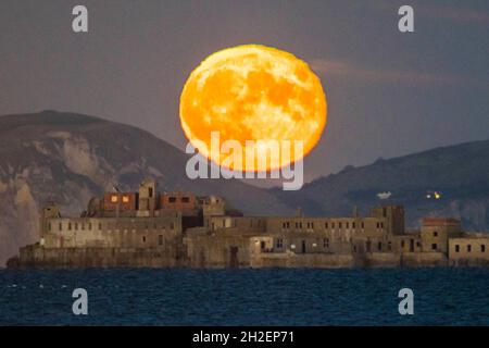 Portland, Dorset, Royaume-Uni.21 octobre 2021.Météo Royaume-Uni.La presque complète Hunter's Moon s'élève de derrière les falaises de la côte jurassique au-dessus du fort historique de Breakwater de Portland du XIXe siècle sur le brise-lames extérieur du port de Portland près de Weymouth dans le Dorset.Le fort aujourd'hui abandonné, également connu sous le nom de fort à damiers, a été construit entre 1868 et 1878 et est classé de catégorie II.Crédit photo : Graham Hunt/Alamy Live News Banque D'Images