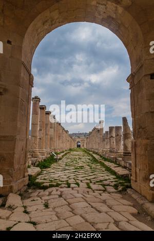 Rue à colonnades et porte du Nord à Jerash, vue depuis le Nord de Tetrapylon, en Jordanie Banque D'Images