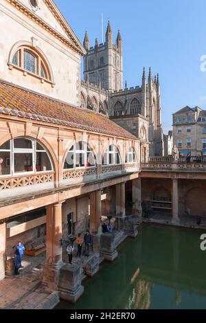 Bath, Royaume-Uni - 2 novembre 2017 : les touristes sont aux bains romains de Bath, Somerset, photo verticale en plein air prise par une journée ensoleillée Banque D'Images