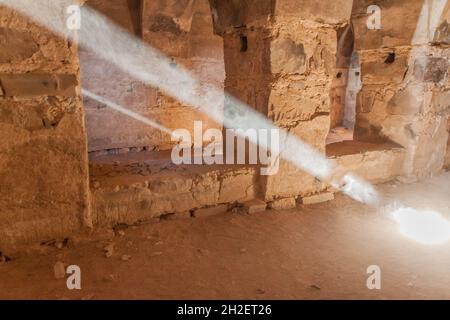 QASR KHARANA, JORDANIE - 3 AVRIL 2017 : poutres lumineuses dans une pièce à Qasr Kharana parfois Harrana, al-Kharanah, Kharaneh ou Hraneh, château désertique à l'est Banque D'Images