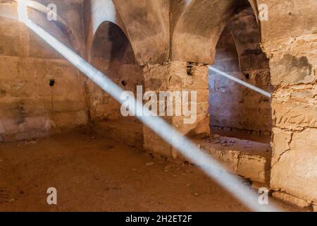 QASR KHARANA, JORDANIE - 3 AVRIL 2017 : poutres lumineuses dans une pièce à Qasr Kharana parfois Harrana, al-Kharanah, Kharaneh ou Hraneh, château désertique à l'est Banque D'Images