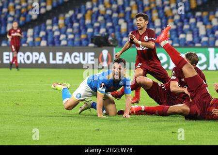 Naples, Campanie, Italie.21 octobre 2021.Nawroski de Liège Varsovie fait une faute sur les sèche Mertens de Naples et le fait tomber.pendant le match de football de l'Europa League SSC Napoli vs FC Legia Varsavia le 21 octobre 2021 au stade Diego Armando Maradona à Naples.(Image de crédit : © Fabio Sasso/ZUMA Press Wire) Banque D'Images