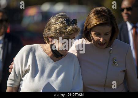 La Présidente de la Chambre Nancy Pelosi, D-CA, s'est entretenir avec le Président de la Fédération américaine des enseignants Randi Weingarten lors d'un rassemblement « Care CAn't wait » appelant à donner la priorité aux services de soins avec le projet de loi de réconciliation budgétaire « Build Back Better » au Capitole des États-Unis à Washington, DC., le jeudi 21 octobre 2021.Moms Rising, Service Employees International Union, National Domestic Workers Alliance et l'American Federation of Teachers ont été parmi plusieurs co-parrains d'événements représentant des sujets comme le congé médical familial payé, les salaires de la vie et le crédit d'impôt pour enfants.Photo de Bonnie Cash/UP Banque D'Images