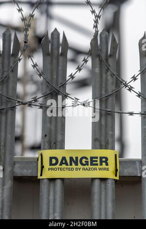 signe de fil de rasoir avertissement de danger de blessure, fil de rasoir, mesures de sécurité, clôtures de fil barbelé, site sécurisé clôturé,fil de rasoir sur le dessus de la clôture Banque D'Images