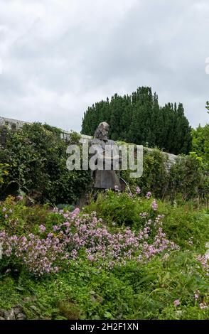 SHAFTSBURY, ROYAUME-UNI - 20 août 2021 : la statue du roi Alfred par Andrew du Mont dans l'abbaye de Shaftsbury, Dorset, Royaume-Uni Banque D'Images