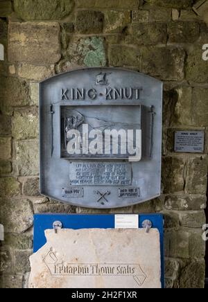 SHAFTSBURY, ROYAUME-UNI - 20 août 2021 : plaque du roi Knut qui retient la mer à l'entrée de l'abbaye de Shaftsbury à Dorset, Royaume-Uni Banque D'Images