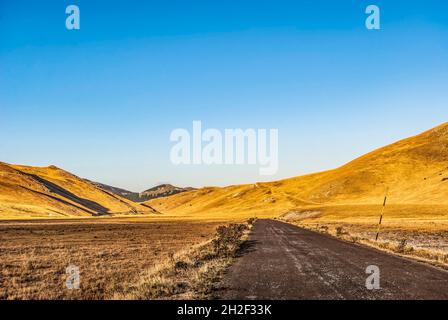 Vue panoramique sur le Campo Imperatore, le plus grand plateau des Apennines situé dans le parc national de Gran Sasso et Monti della Laga, en Italie Banque D'Images