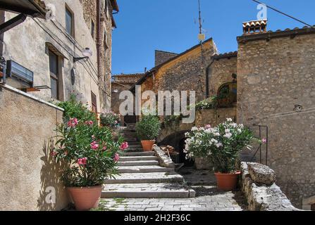 Une allée pittoresque à Santo Stefano di Sessanio, ancienne ville de colline dans la province de l'Aquila, région des Abruzzes, Italie Banque D'Images