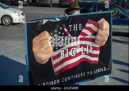 Washington, États-Unis.21 octobre 2021.Un manifestant tient une affiche « le Grand mensonge » devant le Capitole après que la Chambre a voté pour tenir Steve Bannon au mépris du tribunal pour avoir refusé de se conformer à une assignation de la commission concernant l'émeute du Capitole à Washington, DC., le jeudi 21 octobre 2021.Photo de Bonnie Cash/UPI Credit: UPI/Alay Live News Banque D'Images