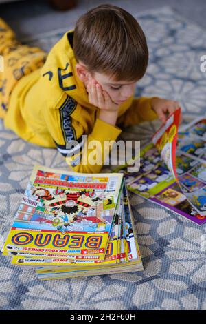 Enfant lisant Beano bande dessinée.The Beano est un magazine de bandes dessinées britannique créé par la société d'édition écossaise DC Thomson.Stafford, Royaume-Uni, octobre Banque D'Images