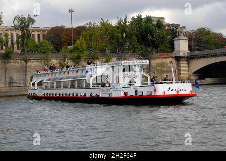 Bateau touristique sur la Seine, Paris, France Banque D'Images