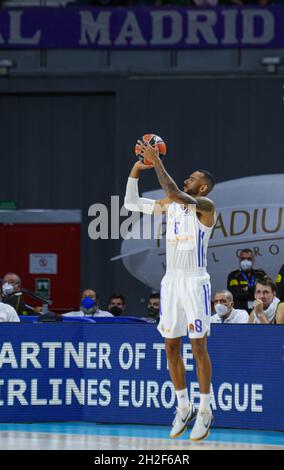 Centre Wizink.15 octobre 2021.Madrid, Espagne; Turkish Airlines EuroLeague Basketball, Real Madrid contre Fenerbahce Beko Istanbul; Adam Hanga (Real Madrid Baloncesto) pour trois points Credit: Action plus Sports/Alay Live News Banque D'Images