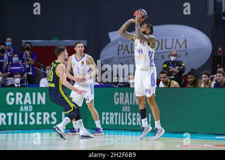 Centre Wizink.15 octobre 2021.Madrid, Espagne; Turkish Airlines EuroLeague Basketball, Real Madrid contre Fenerbahce Beko Istanbul; Jeff Taylor (Real Madrid Baloncesto) pour trois points Credit: Action plus Sports/Alamy Live News Banque D'Images