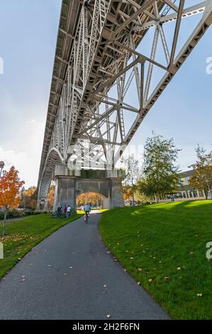 Le sentier Burke Gilman, sur le dessous du pont Aurora, près de Fremont, Washington. Banque D'Images