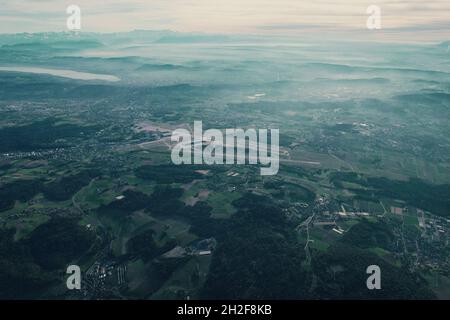 Vue sur l'aéroport de Zurich en Suisse Banque D'Images