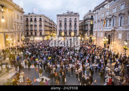 Barcelone, Espagne.21 octobre 2021.Les manifestants se réunissent devant l'hôtel de ville de Barcelone pendant la manifestation.Une plateforme appelée Barcelone est imparable (Barcelone est imparable) ainsi que diverses plates-formes ont appelé une manifestation contre le maire de Barcelone Ada Colau.Environ 400 personnes se sont rassemblées devant le conseil municipal de Barcelone pour demander la renonciation du maire.Crédit : SOPA Images Limited/Alamy Live News Banque D'Images