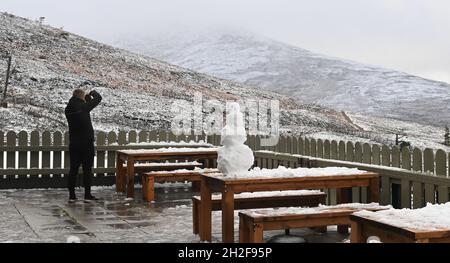 Cairngorms, Écosse, Royaume-Uni.21-Oct-22 dépoussiérage de neige après que les averses de wintry frappent l'Écosse .Cairngorm Mountain Range Snowman sur le balcon du Cairngorm Cafe Credit: eric mccowat/Alamy Live News Banque D'Images