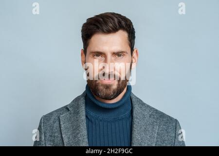 Un homme d'affaires caucasien réussi a tiré un portrait en bleu Banque D'Images