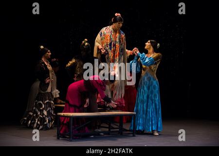 Malaga, Espagne.21 octobre 2021.Les danseurs de flamenco de la compagnie de danse flamenco 'Manuel Linan' se produisent sur scène du théâtre Cervantes.la compagnie espagnole de flamenco 'Manuel Linan' a présenté leur performance 'Viva' au théâtre Cervantes, dans le cadre de la saison de danse 2021.Manuel Linan est danseur et chorégraphe espagnol de flamenco et prix de danse 2017.Crédit : SOPA Images Limited/Alamy Live News Banque D'Images