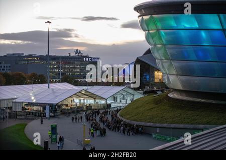 Glasgow, Écosse, Royaume-Uni.21 octobre 2021.PHOTO : le devant du site de la COP26 avec de grandes files d'attente pour un concert en soirée.10 jours avant le début de la COP26.Le site de la COP26 présentant des structures temporaires à moitié construites sur le terrain du Scottish Event Campus (SEC), anciennement connu sous le nom de Scottish Exhibition and Conference Centre (SECC).Des clôtures de sécurité avec un «anneau d'acier» encapsule le site de conférence COP26.Les postes de vidéosurveillance équipés de lampes de secours et de haut-parleurs sont installés sur tout le site.Crédit : Colin Fisher/Alay Live News Banque D'Images