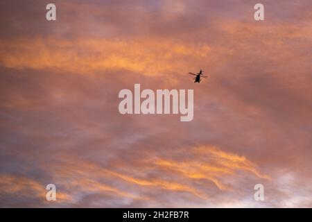 Glasgow, Écosse, Royaume-Uni.21 octobre 2021.PHOTO : un hélicoptère de police survole le site de la COP26 sur fond de paysage nocturne spectaculaire.10 jours avant le début de la COP26.Le site de la COP26 présentant des structures temporaires à moitié construites sur le terrain du Scottish Event Campus (SEC), anciennement connu sous le nom de Scottish Exhibition and Conference Centre (SECC).Des clôtures de sécurité avec un «anneau d'acier» encapsule le site de conférence COP26.Les postes de vidéosurveillance équipés de lampes de secours et de haut-parleurs sont installés sur tout le site.Crédit : Colin Fisher/Alay Live News Banque D'Images