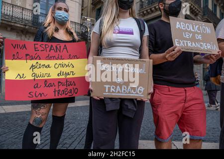 Barcelone, Espagne.21 octobre 2021.Les manifestants sont vus afficher des pancartes contre l'abolition de la prostitution, pendant la manifestation.des collectifs pour la défense de la pratique de la prostitution comprise comme un droit du travail se sont rassemblés sur la Plaza Sant Jaume à la suite de l'annonce par le gouvernement espagnol d'abolir la prostitution par la loi.(Photo par Paco Freire/SOPA Images/Sipa USA) crédit: SIPA USA/Alay Live News Banque D'Images