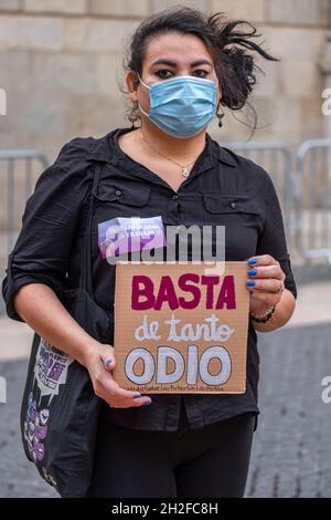 Barcelone, Espagne.21 octobre 2021.Un manifestant tient un écriteau appelant à la fin de la haine contre les prostituées, pendant la manifestation.les collectifs en défense de la pratique de la prostitution comprise comme un droit du travail se sont rassemblés sur la Plaza Sant Jaume à la suite de l'annonce par le gouvernement espagnol d'abolir la prostitution par la loi.(Photo par Paco Freire/SOPA Images/Sipa USA) crédit: SIPA USA/Alay Live News Banque D'Images