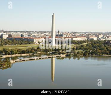 Le Washington Monument vu de la fenêtre d'un hélicoptère UH-60 Black Hawk lors d'un voyage à l'unité de rétablissement du soldat à fort Belvoir, Virginie. Le général Mark Schindler, l'Adjudant général de Pennsylvanie; le colonel Laura McHugh, Adjudant général adjoint – Armée de Pennsylvanie; le Sgt de commandement.Le Maj. Jon Worley, chef de la Garde nationale de Pennsylvanie, adjudant-chef 5 James Fontini, adjudant-chef de commandement de la Garde nationale de Pennsylvanie, et bien plus encore, ont visité la SRU pour discuter avec les soldats de la Garde nationale de Pennsylvanie qui s'y rétablissait (États-Unis)Photo de l'armée par S. Banque D'Images