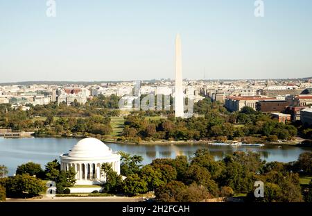 Le Thomas Jefferson Memorial et le Washington Monument brillent sous le soleil du matin lors d'un voyage à l'unité de rétablissement du soldat à fort Belvoir, en Virginie, le général Mark Schindler, l'Adjudant général de Pennsylvanie; le colonel Laura McHugh, Adjudant général adjoint – Armée de Pennsylvanie; le Sgt de commandement.Le Maj. Jon Worley, chef de la Garde nationale de Pennsylvanie, adjudant-chef 5 James Fontini, adjudant-chef de commandement de la Garde nationale de Pennsylvanie, et bien plus encore, ont visité la SRU pour discuter avec les soldats de la Garde nationale de Pennsylvanie qui s'y rétablissait (États-Unis)Photo de l'armée par Banque D'Images