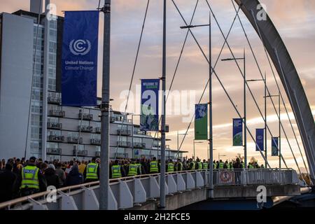 Glasgow, Écosse, Royaume-Uni.21 octobre 2021.PHOTO : des policiers et des chevaux de police ont vu des escortes de Brøndby SI les fans du club de football se rendre au stade Ibrox.Crédit : Colin Fisher/Alay Live News Banque D'Images