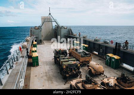 Des soldats de l'armée américaine du 2e Bataillon, 35 Infantry Regiment, 3e Brigade combat Team, 25e division d'infanterie, naviguent jusqu'à l'île d'Hawaii le 17 octobre 2021, à bord du navire de l'armée américaine le général Brehon B. Somervell (LSV-3).Les éléments de soutien et de soutien du 8e Commandement du soutien du théâtre ont transporté des éléments de manœuvre pour la première fois, augmentant ainsi la portée opérationnelle de l'armée américaine.(É.-U.Photos de l'armée par SPC.Rachel Christensen/28e Détachement des affaires publiques) Banque D'Images