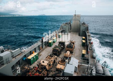 Des soldats de l'armée américaine du 2e Bataillon, 35 Infantry Regiment, 3e Brigade combat Team, 25e division d'infanterie, naviguent jusqu'à l'île d'Hawaii le 17 octobre 2021, à bord du navire de l'armée américaine le général Brehon B. Somervell (LSV-3).Les éléments de soutien et de soutien du 8e Commandement du soutien du théâtre ont transporté des éléments de manœuvre pour la première fois, augmentant ainsi la portée opérationnelle de l'armée américaine.(É.-U.Photos de l'armée par SPC.Rachel Christensen/28e Détachement des affaires publiques) Banque D'Images