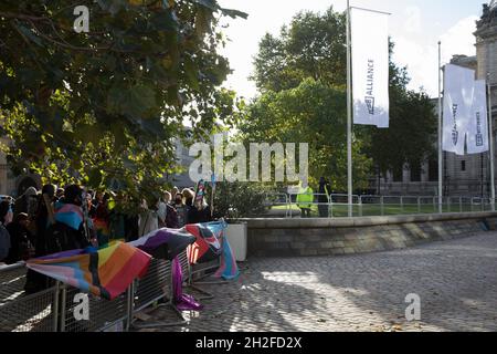 Londres, Royaume-Uni.21 octobre 2021.Les militants et les partisans du Bloc d'action transgenre protestent à l'extérieur de la première conférence annuelle de l'Alliance LGB au Centre Queen Elizabeth II.De nombreux activistes LGBT+ et groupes de défense sont opposés à LGB Alliance, une association caritative enregistrée par le gouvernement, qu'ils considèrent comme un groupe de campagne anti-trans source de division.Crédit : Mark Kerrison/Alamy Live News Banque D'Images