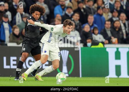 Copenhague, Danemark.21 octobre 2021.Jonas Wind (23) du FC Copenhague et Diego Biseswar (21) du FC PAOK vu lors du match de l'UEFA Europa Conference League entre le FC Copenhague et le FC PAOK à Parken à Copenhague.(Crédit photo : Gonzales photo/Alamy Live News Banque D'Images