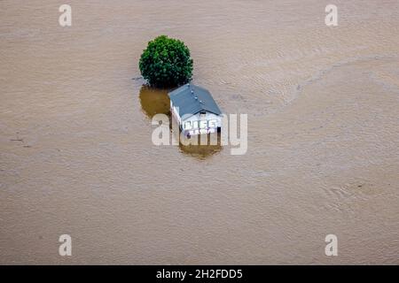 Vue aérienne, inondation de la Ruhr, maison solitaire en inondation, entourée d'eau, inondation, météo, région de la Ruhr,Rhénanie-du-Nord-Westphalie, Allemagne, DE, Europe, oiseaux- Banque D'Images